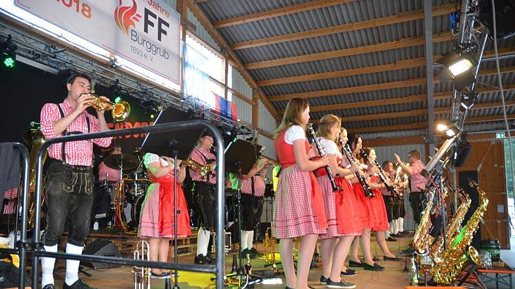 Die Wickendorfer Musikanten, unter Leitung von Florian Beetz, sorgten für einen Auftakt mit Hochstimmung in der Festhalle zum 125. Jubiläum der FF Burggrub.