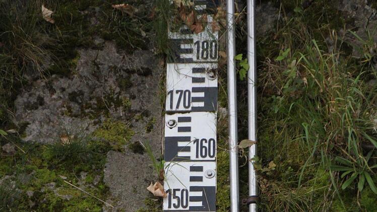 Der Wasserstand der Sinn - hier die Messstelle hinter dem Fachmarktzentrum - fällt für diese Jahreszeit ungewöhnlich niedrig aus. Foto: Ulrike Müller