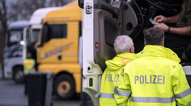 In Tankstelle geklaut und betrunken: Polizei berichtet von "ungewöhnlicher Rast" in Himmelkron