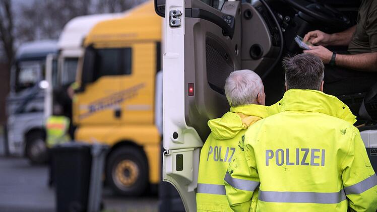 Lkw-Gespann f&auml;hrt als "tickende Zeitbombe" - VPI Bamberg stoppt gef&auml;hrliche Fahrt