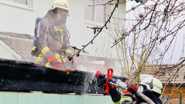 Gartenh&auml;uschen in Vollbrand