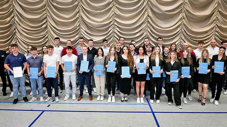 Die 68 Absolventinnen und Absolventen aus dem Bezirk des IHK-Gremiums Forchheim erhielten in feierlichem Rahmen ihre Abschlusszeugnisse.