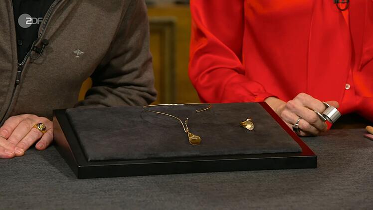 Das Collier bestand aus einem Halsreif mit austauschbarem Anhänger. Horz datierte es auf die späten 80er oder frühen 90er. Damals lagen matt geschliffene Bergkristalle total im Trend und man war fasziniert von "allem, was nicht symmetrisch war", wusste die Expertin.