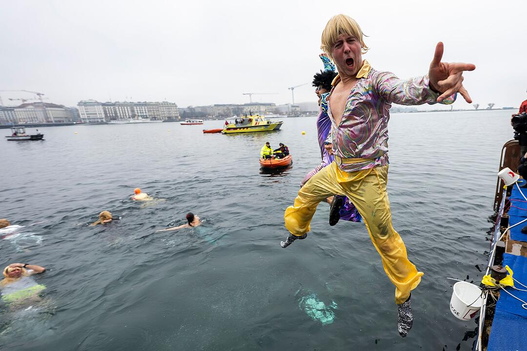 Traditionelles Weihnachtsschwimmen in der Schweiz