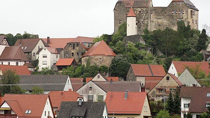 Nach  Großenohe und Schoßaritz soll nun auch der                                                  Kernort Hiltpoltstein unterhalb der Burg in den Genuss der Dorferneuerung                                                   kommen. Foto: fra-press