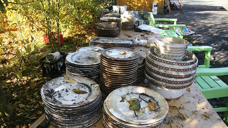 Das alte Geschirr und die Christbaumkugeln werden als Erinnerungsstücke aufbewahrt.