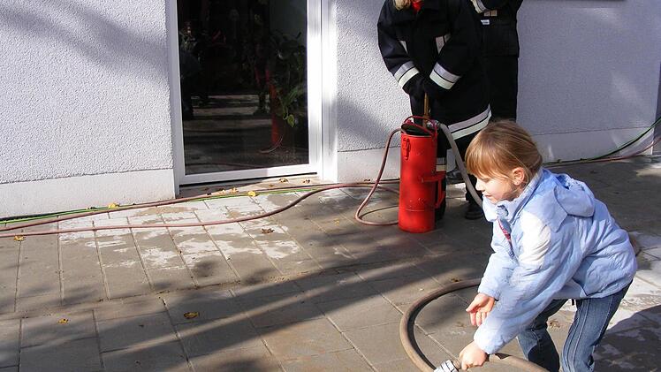 Die jüngsten Besucher konnten sich bei Wasserspielen austoben. Diese alte Feuerwehrspritze war ein echter Hingucker.