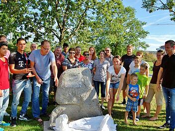 Kleiner Festakt: Steinmetz Bruno Brand enthüllt gemeinsam mit seiner Frau den von ihm gestifteten Felsblock, rechts im Bild Bad Kissingens Zweiter Bürgermeister Anton Schick. Fotos: Sigismund von Dobschütz