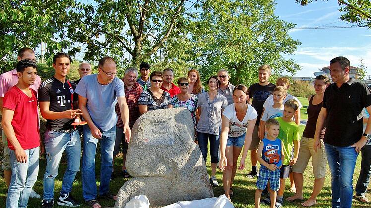Kleiner Festakt: Steinmetz Bruno Brand enthüllt gemeinsam mit seiner Frau den von ihm gestifteten Felsblock, rechts im Bild Bad Kissingens Zweiter Bürgermeister Anton Schick. Fotos: Sigismund von Dobschütz
