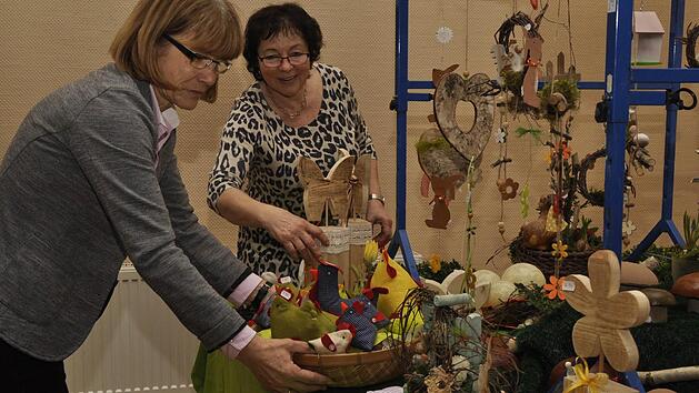 Sigrid Klabouch und Margit Kiesel bereiten den Osterbasar in Reiterswiesen vor. Foto: Peter Klopf