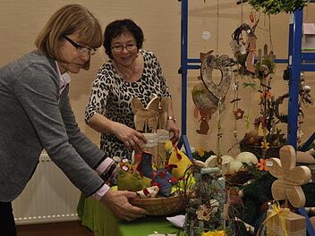 Sigrid Klabouch und Margit Kiesel bereiten den Osterbasar in Reiterswiesen vor. Foto: Peter Klopf