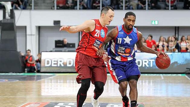 Beim Allstarspiel Anfang Januar standen sich Karsten Tadda (links) und Brad Wanamaker bereits gegen&uuml;ber. Heute will Tadda den Bamberger Kapit&auml;n im Ligaspiel an die Kette legen. Foto: sportpress
