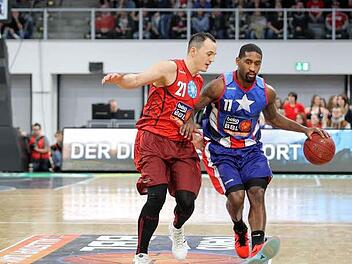 Beim Allstarspiel Anfang Januar standen sich Karsten Tadda (links) und Brad Wanamaker bereits gegen&uuml;ber. Heute will Tadda den Bamberger Kapit&auml;n im Ligaspiel an die Kette legen. Foto: sportpress