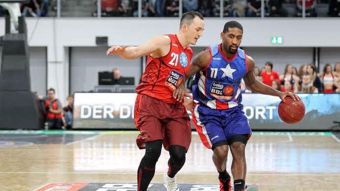 Beim Allstarspiel Anfang Januar standen sich Karsten Tadda (links) und Brad Wanamaker bereits gegen&uuml;ber. Heute will Tadda den Bamberger Kapit&auml;n im Ligaspiel an die Kette legen. Foto: sportpress