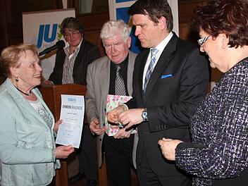 "Als "dienstälteste" Partei-Frau wurde Burgl Bauer (links) von Landtagspräsidentin Barbara Stamm, CSU-Kreisvorsitzendem Steffen Vogel, CSU-Ortsgeschäftsführer Manfred Fausten und Ortsvorsitzende Gaby Rögner (von rechts) ausgezeichnet.
