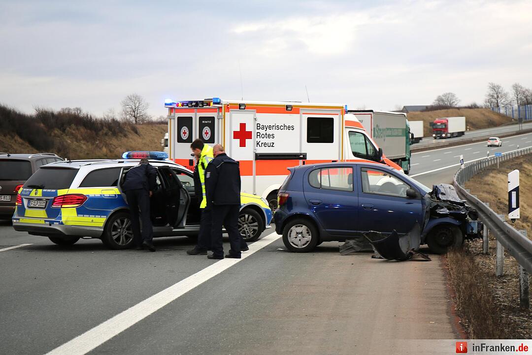 A9 bei Hof: Frau flieht vor Polizeikontrolle und baut Unfall