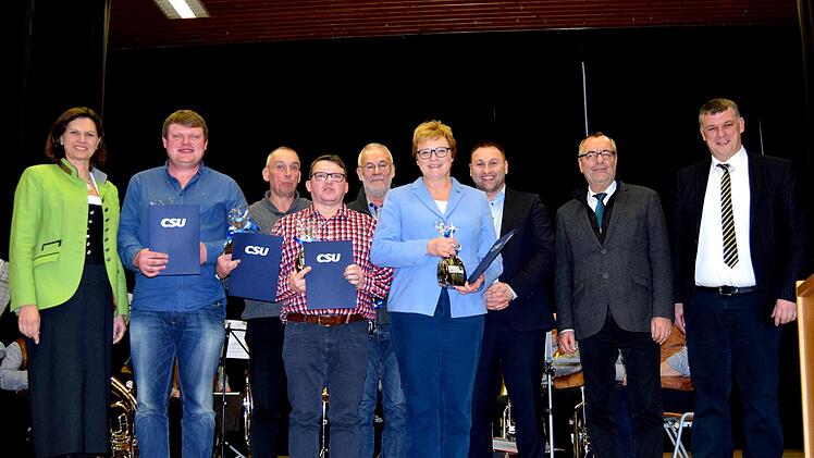 Seit 40 Jahren sind Monika Hohlmeier (rechts) und Otto Fischer (links daneben) in der CSU. Unser Bild zeigt weiter (von links) Peter Büttner, Dieter Schultes und Johannes Heinkelmann (alle zehn Jahre Mitglied).
