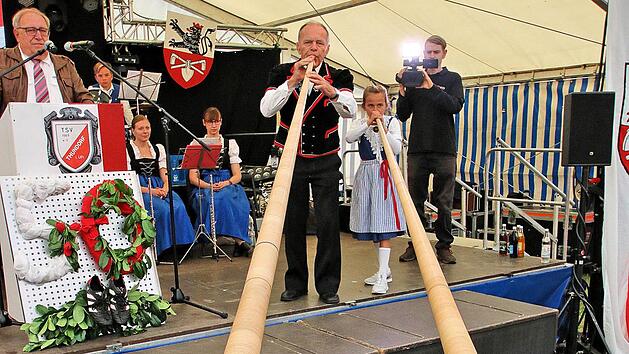 Sogar aus der Schweiz kamen G&auml;ste, um dem TSV Thundorf ein St&auml;ndchen zu bringen - selbstverst&auml;ndlich mit Alph&ouml;rnern. Den Ehrenvorsitzenden Philipp Bauernschubert (links) freut's. Foto:  Dieter Britz