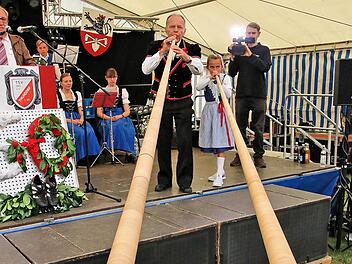 Sogar aus der Schweiz kamen Gäste, um dem TSV Thundorf ein Ständchen zu bringen - selbstverständlich mit Alphörnern. Den Ehrenvorsitzenden Philipp Bauernschubert (links) freut's. Foto:  Dieter Britz