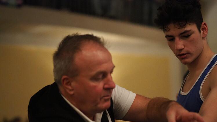 Die Boxhandschuhe m&uuml;ssen getapet sein. Alex Tennigkeit schlie&szlig;t Louis  Krassa die Handschuhe. Foto: J&uuml;rgen Schmitt