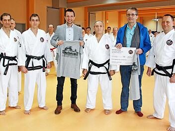 Gastgeschenke ließ der Taekwon-Do-Black-Belt-Center in Schney zurück. Foto: privat