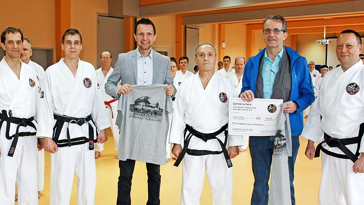 Gastgeschenke ließ der Taekwon-Do-Black-Belt-Center in Schney zurück. Foto: privat