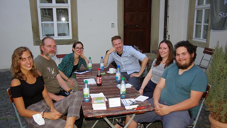 Die Poetry Slamer in gemütlicher Runde: (von links)  Theresa Conrady,  der Sieger Bert Uschner, Hannah Conrady, Oliver Walter, Enora de Corre und Thomas Eiwen. Foto: Klaus Werner