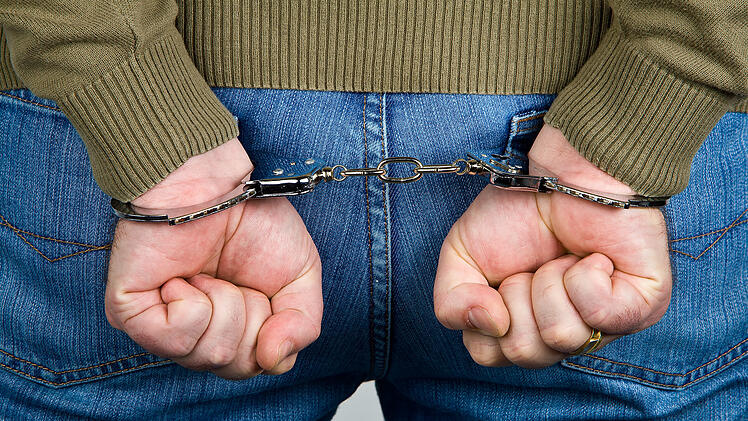 Schließlich konnte der uneinsichtige Täter von der Polizei festgenommen werden. (Symbolbild)