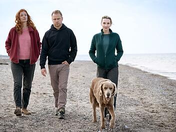 Jule Christiansen (Marleen Lohse, links),  Hauke Jacobs (Hinnerk Schönemann) und Hannah Wagner (Jana Klinge) haben schon manche Krise durchstanden. Der 23. Film fordert das Team allerdings auf besondere Weise heraus.