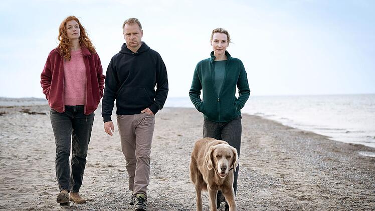 Jule Christiansen (Marleen Lohse, links),  Hauke Jacobs (Hinnerk Schönemann) und Hannah Wagner (Jana Klinge) haben schon manche Krise durchstanden. Der 23. Film fordert das Team allerdings auf besondere Weise heraus.