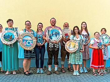 Zweite Vorsitzende Vanessa M&uuml;ller, Vorsitzende Stefanie Pleithner, Leonie Winkler, Antje Heinrich, Carina Seiferth, Thomas Schirmer, Peter R&ouml;sch, Lilija Reuther, Lenja Nitschke, Amelie H&auml;fner, Mila, B&uuml;rgermeister Rainer Strobel. Stefanie K&uuml;fner