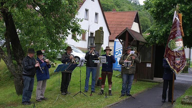 Die Dorfkapelle spielt.