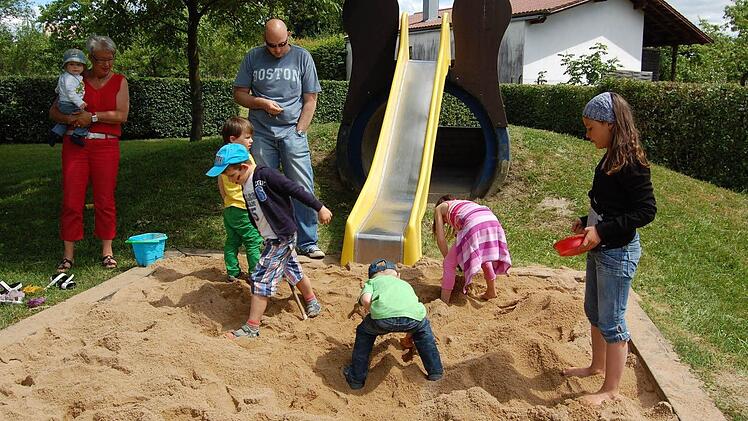 Bei der Suche nach den Edelsteinen hatten die Mädchen und Jungen viel Spaß. Foto: Günther Straub