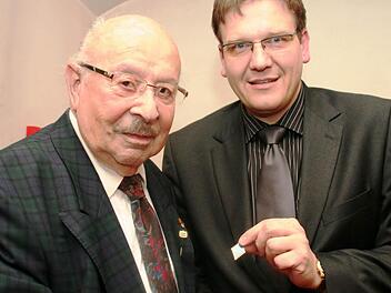 CSU-Ortsvorsitzender Steffen Hörtler überreicht Eduard Hahn die bronzene CSU-Raute für 60 Jahre Mitgliedschaft.  Foto: Vogel
