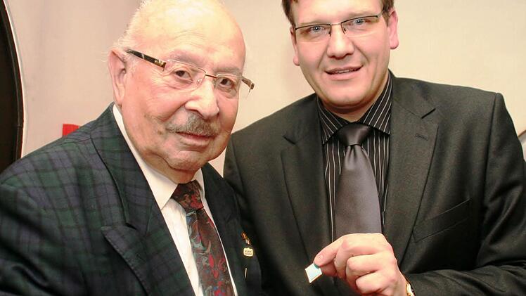 CSU-Ortsvorsitzender Steffen Hörtler überreicht Eduard Hahn die bronzene CSU-Raute für 60 Jahre Mitgliedschaft.  Foto: Vogel