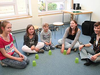 Sandra Ruß (rechts) mit ihren Donnerstag-Kindern in der Musikschule in Zeckern. Die zweite Gruppe des "Fidelia"-Nachfolgers probt immer an Freitagen. Ab dem neuen Schuljahr soll ein Termin für beide Gruppen gefunden werden. Foto: Evi Seeger