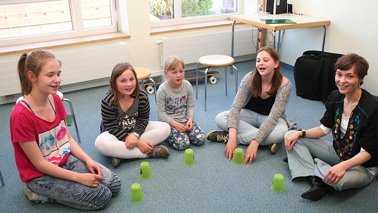Sandra Ruß (rechts) mit ihren Donnerstag-Kindern in der Musikschule in Zeckern. Die zweite Gruppe des "Fidelia"-Nachfolgers probt immer an Freitagen. Ab dem neuen Schuljahr soll ein Termin für beide Gruppen gefunden werden. Foto: Evi Seeger