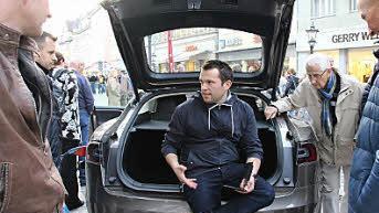 Der Tesla war die Attraktion in der Spitalgasse. In der Mitte Standbetreuer Nico Richter. Foto: Simone Bastian