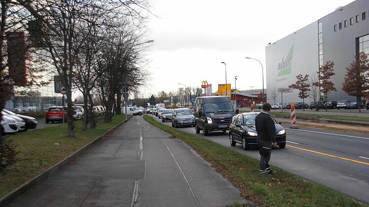 Arbeiter regelten den Verkehr zwischenzeitlich. Foto: Sebastian Martin