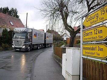 Hält auch nicht mehr lange: die Kreisstraße CO 9 im Bereich der Heilgersdorfer Ortsdurchfahrt. Wenn der Kreistag zustimmt, wird sie vielleicht sogar schon im kommenden Jahr ausgebaut.