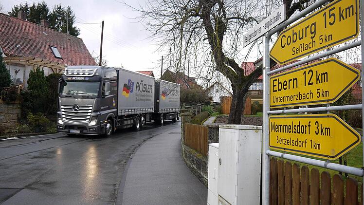 Hält auch nicht mehr lange: die Kreisstraße CO 9 im Bereich der Heilgersdorfer Ortsdurchfahrt. Wenn der Kreistag zustimmt, wird sie vielleicht sogar schon im kommenden Jahr ausgebaut.