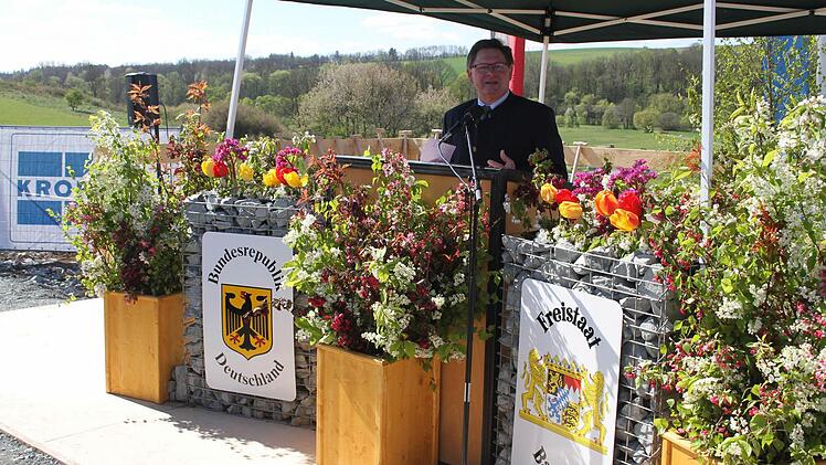 Bayerns Innen- und Verkehrsstaatssekretär Gerhard Eck nahm die Solidarität der Untersteinacher mit den Kauerndorfern zur Kenntnis, betonte aber, dass die 48 Millionen Euro, die für die Umgehung Untersteinach nach Oberfranken geholt werden konnten, schon einmal ein guter Anfang seien  Foto: Sonny Adam