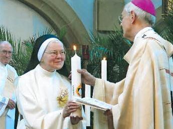 "Seien Sie das Licht Christi!": Erzbischof Ludwig Schick überreicht Schwester Berthilla eine Kerze.  Foto: Bärbel Meister