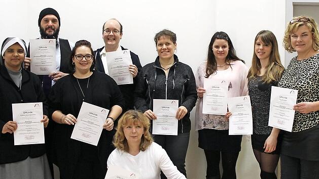 Die stolzen Fachkr&auml;fte bei der Zeugnis&uuml;bergabe Foto: Iris Schlaier