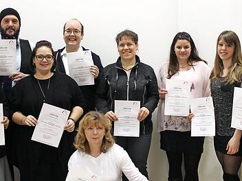 Die stolzen Fachkr&auml;fte bei der Zeugnis&uuml;bergabe Foto: Iris Schlaier