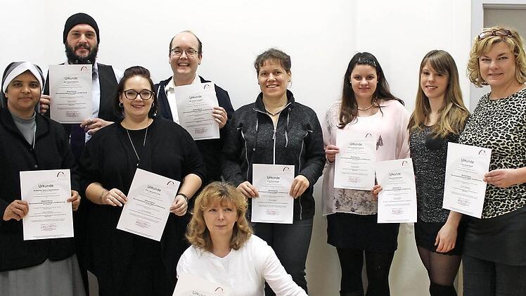 Die stolzen Fachkr&auml;fte bei der Zeugnis&uuml;bergabe Foto: Iris Schlaier