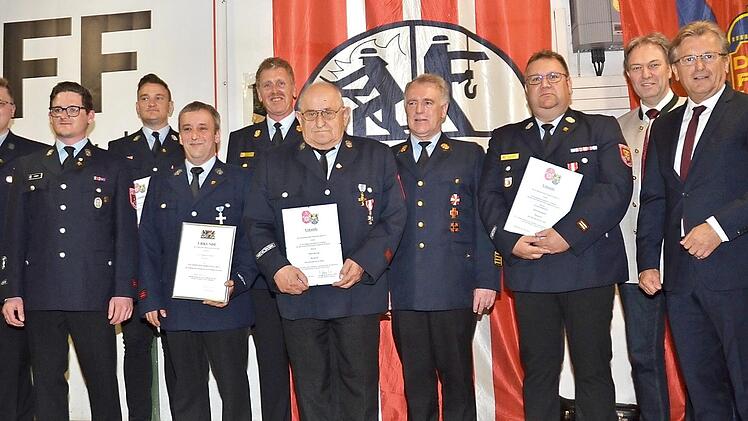 Die Geehrten mit Dirk Kreul (Erster Vorsitzender), René Körner (Zweiter Vorsitzender), André Karl, Markus Ehrsam, KBI Harald Schnappauf, Theodor Kreul, KBR Joachim Ranzenberger, Dirk Raupach, Landrat Klaus Löffler, Schirmherr und Bürgermeister Rainer Detsch (von links)  Foto: Karl-Heinz Hofmann