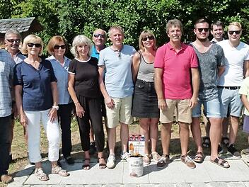 Die Vertreter der siegreichen Mannschaften des Boccia-Turniers mit Bürgermeister Volker Schmiechen (links)  Foto: Werner Oetter