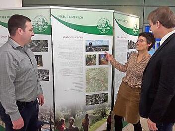 Die neuen Christoph Hurnik (l.) und Michaela W&ouml;lfel sowie Landrat Hermann Ulm sehen sich die Ausstellung an.  Foto: Landratsamt Forchheim
