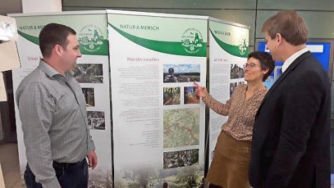 Die neuen Christoph Hurnik (l.) und Michaela W&ouml;lfel sowie Landrat Hermann Ulm sehen sich die Ausstellung an.  Foto: Landratsamt Forchheim